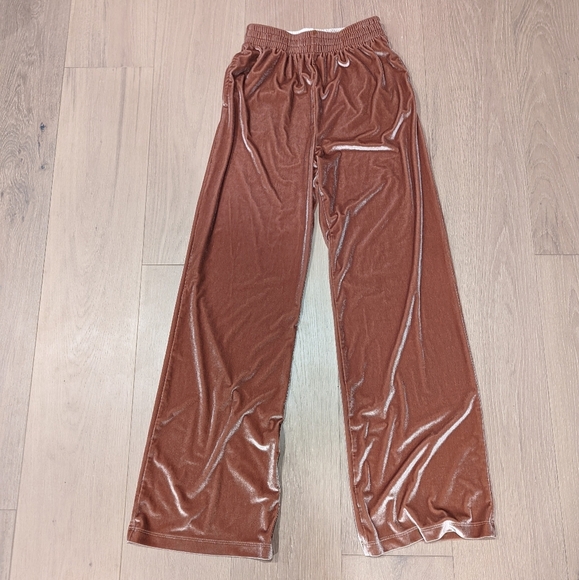 Velvet Tracksuit in Shimmering Brown - Picture 11 of 12